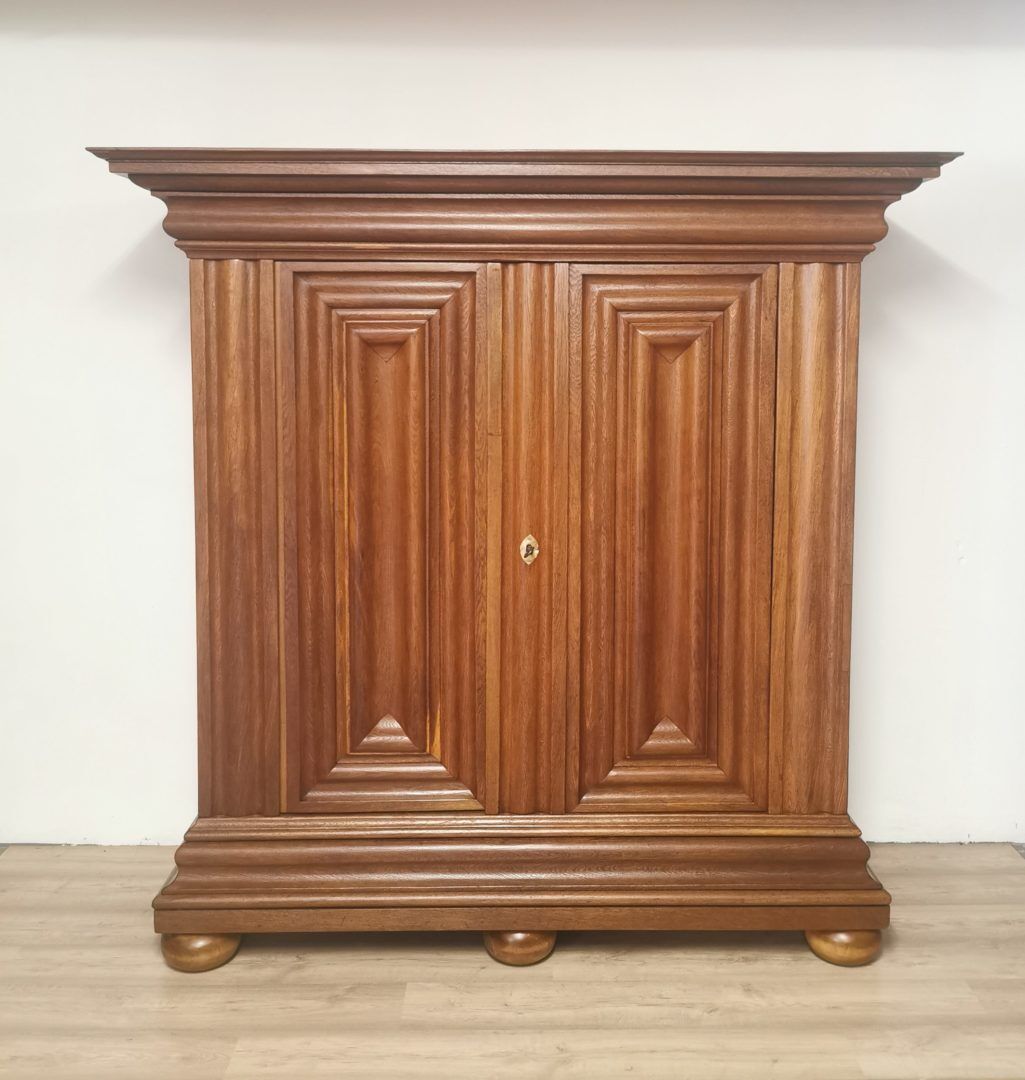 Frankfurter Wellenschrank Eiche massiv