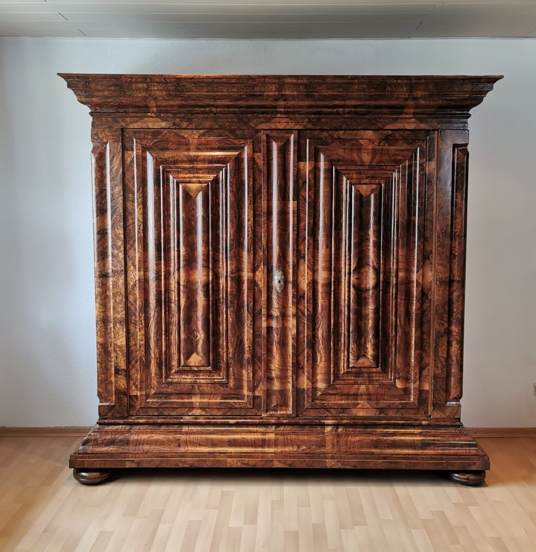 Frankfurter Wellen / Nasen Schrank Nussbaum Querfurniert Barock