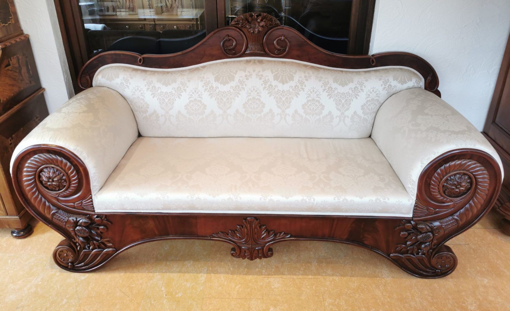 Biedermeier Mahagoni Sofa mit Schnitzereien