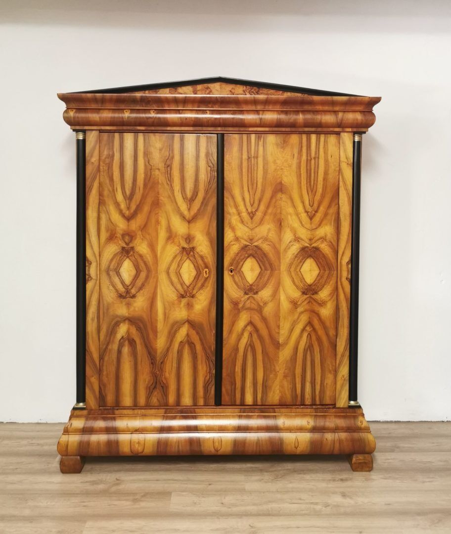 Biedermeier Giebelschrank Nussbaum
