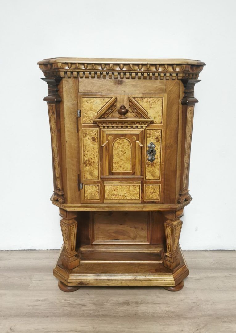 Renaissance Kommode Nussbaum
