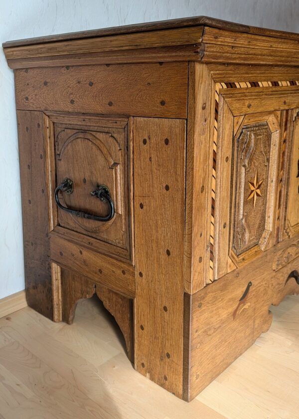 Barock Truhe Eiche mit Intarsien – Bild 8