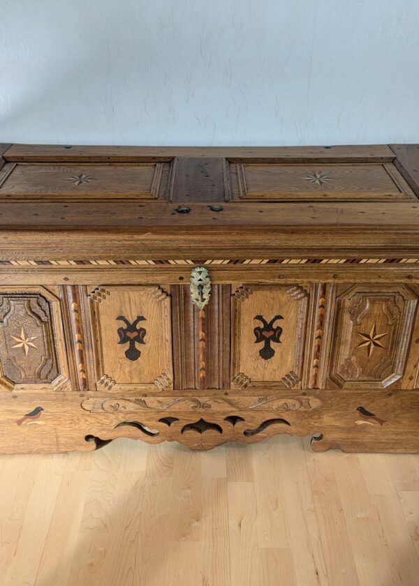 Barock Truhe Eiche mit Intarsien – Bild 9