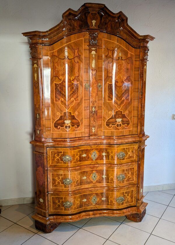 Barock Braunschweiger Aufsatz Schrank Nussbaum