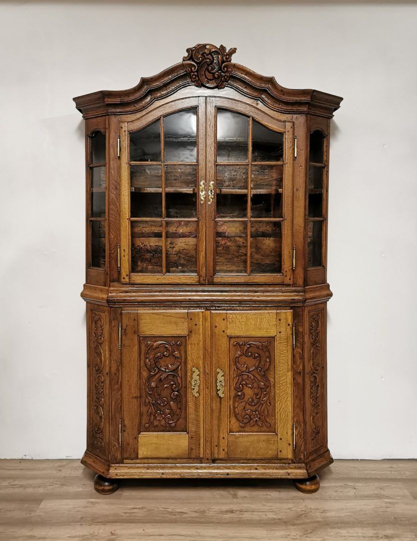 Bergische Aufsatz Vitrine Eiche mit Schnitzereien um 1750